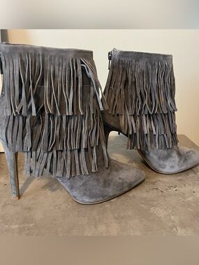STEVE MADDEN GREY FLAPPER ANKLE BOOTIES